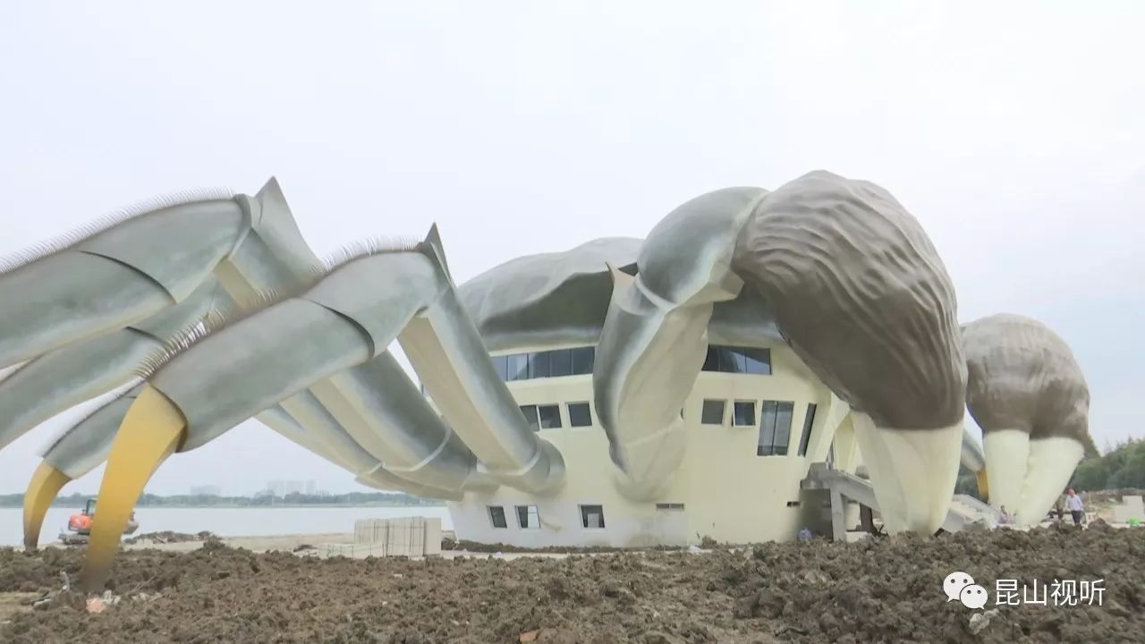 这个巨型大闸蟹建筑物坐落在巴城的巴解园内,大闸蟹形象逼真,蟹钳的