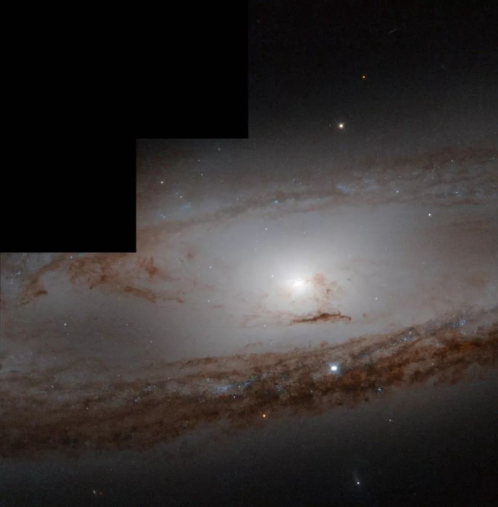 m65,是狮子三重星系(leo triplet of galaxies)的成员,另外两个成员是