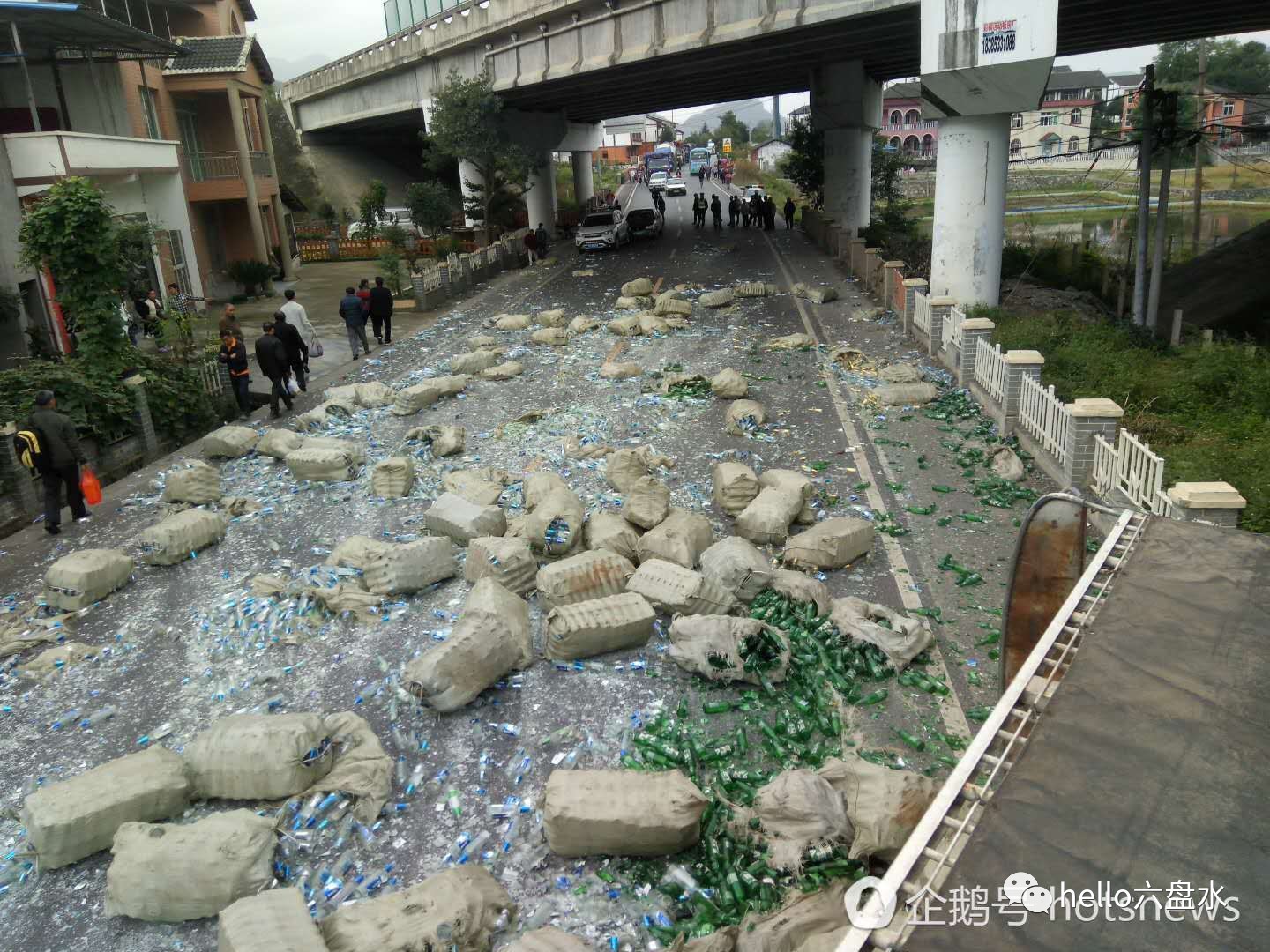 货车侧翻上万啤酒瓶碎一地 交警徒手清理7小时