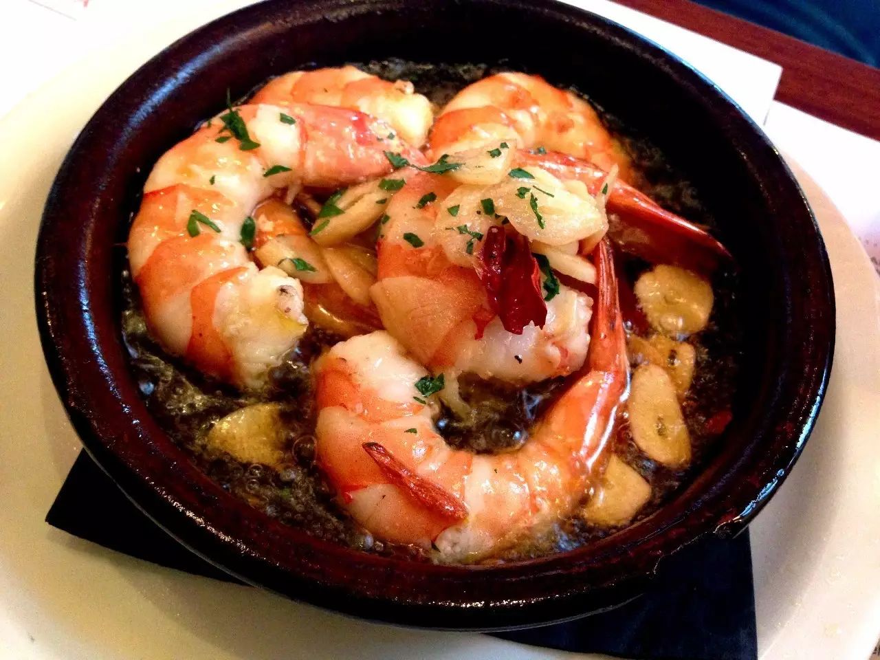 蒜味虾(gambas al ajillo) 这又是一道简单却异常美味的料理,主要