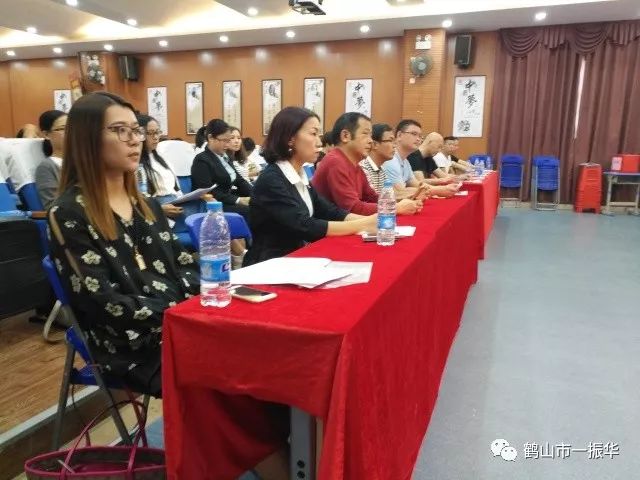 干部,全体班主任和教师代表以及新一届家委会全体成员近六十人出席