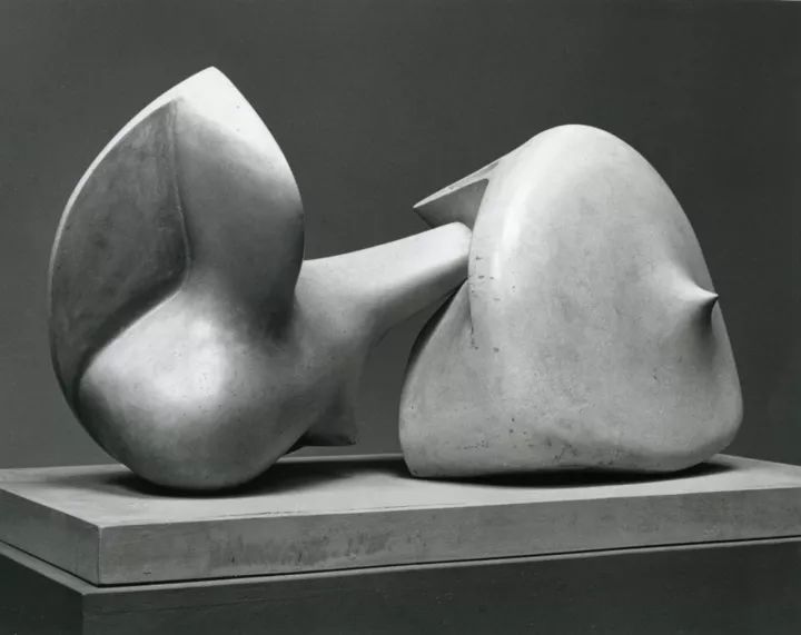 亨利·摩尔《two piece sculpture no.7: pipe》,1966年