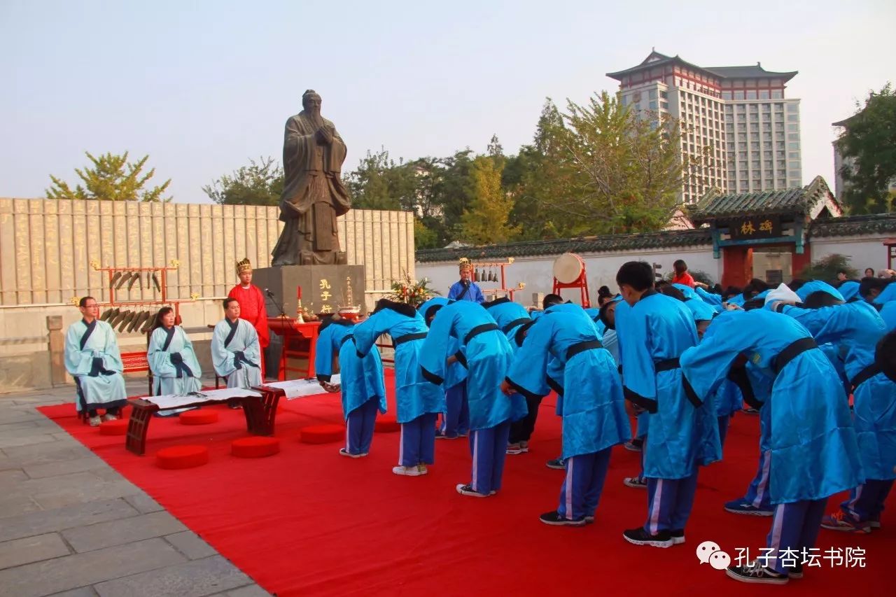 今日来自郓城第一初级中学的众位师生前来孔子杏坛书院举行拜师礼仪式