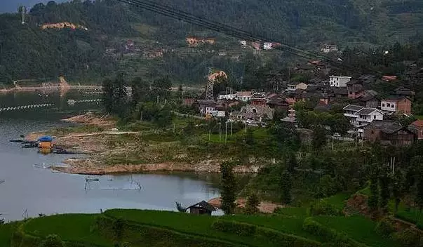 柳基古城位于仰阿莎湖景区,是仰阿莎湖景区重要旅游景点之一,现为南