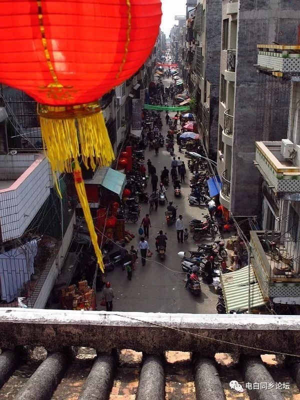 钟鼓楼据电城十字罫口,高三层约四丈.