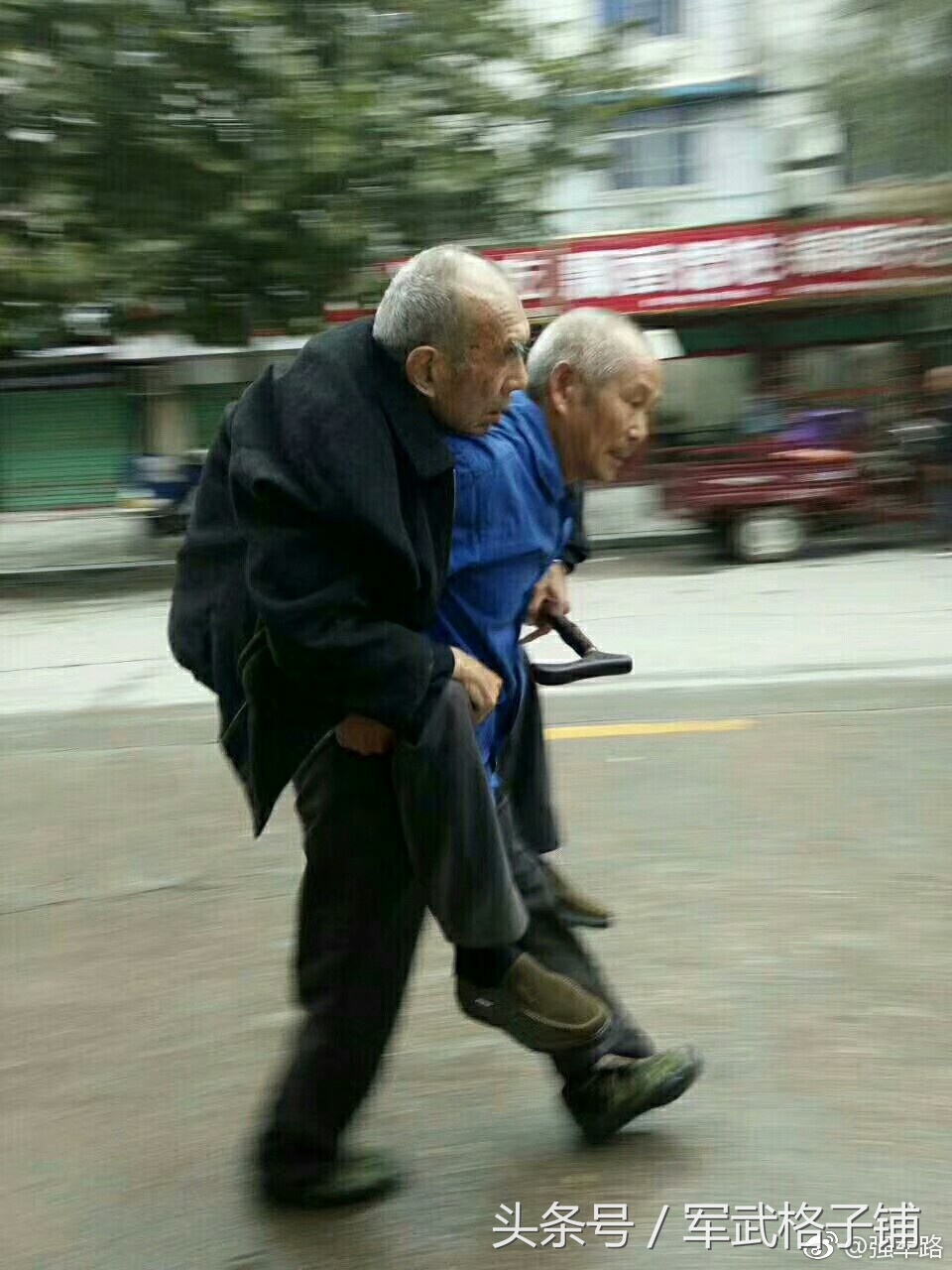 年迈老人如此照顾老父亲,让人感动