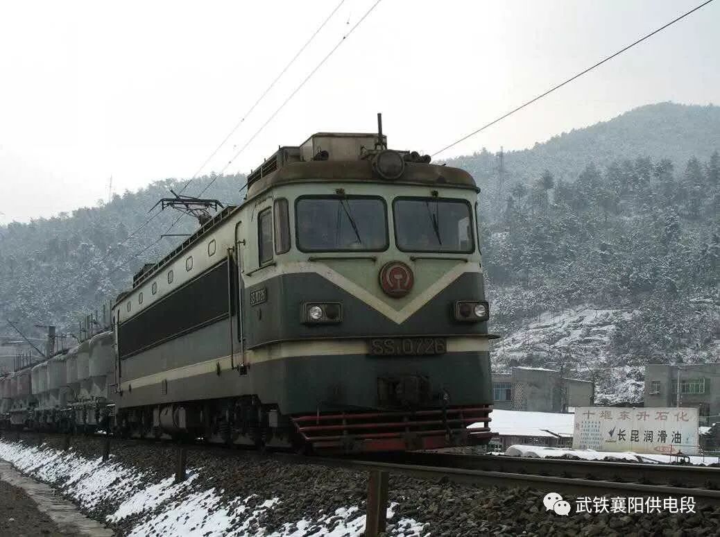 襄渝线十堰车站上韶山3型电力机车牵引的列车运行在襄渝线上今天的