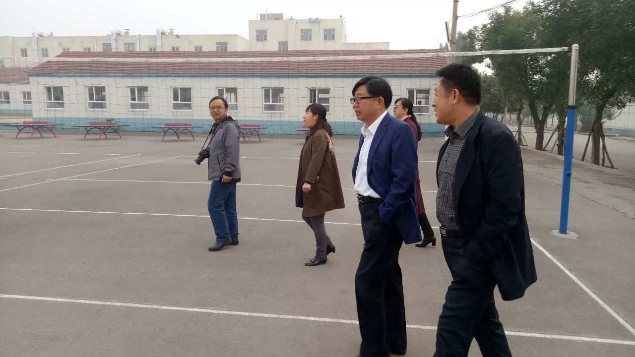 张辉校长为周玉树会长介绍我校学区建设