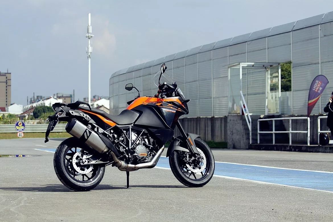 新发布:ktm 1090 adventure ,1290 super adventure s在橙色日前夜