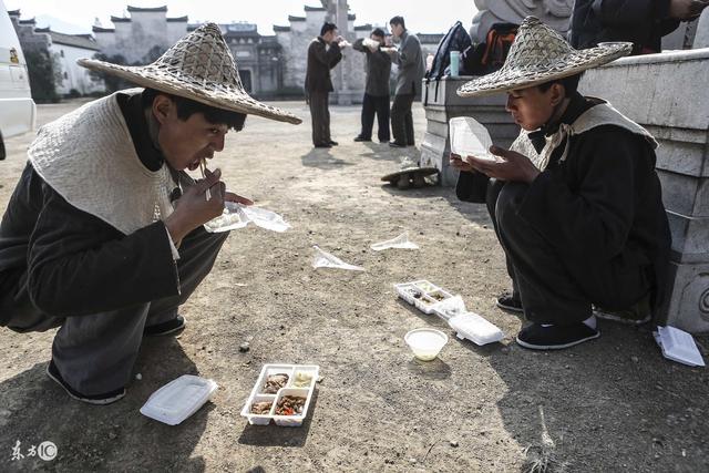 5万群演的真实生活:没戏就聊天睡觉 天天躺尸混盒饭