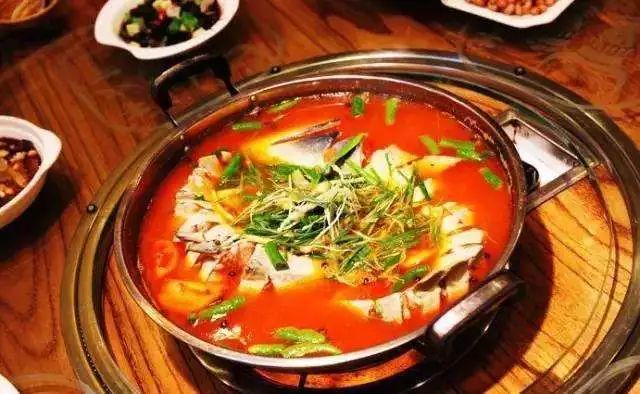 酸汤鱼火锅是贵州的一道著名美食了,酸汤一般是由米汤自然发酵,再配以