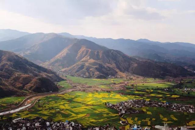 在大理巍山县的南诏发祥地和道教圣地 巍宝山脚下, 有一个名字奇特的