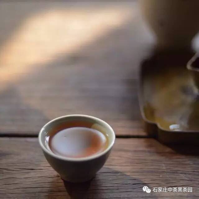 "我们只有静下心来,才能让自己的心灵驻足于宁静的一角,静静