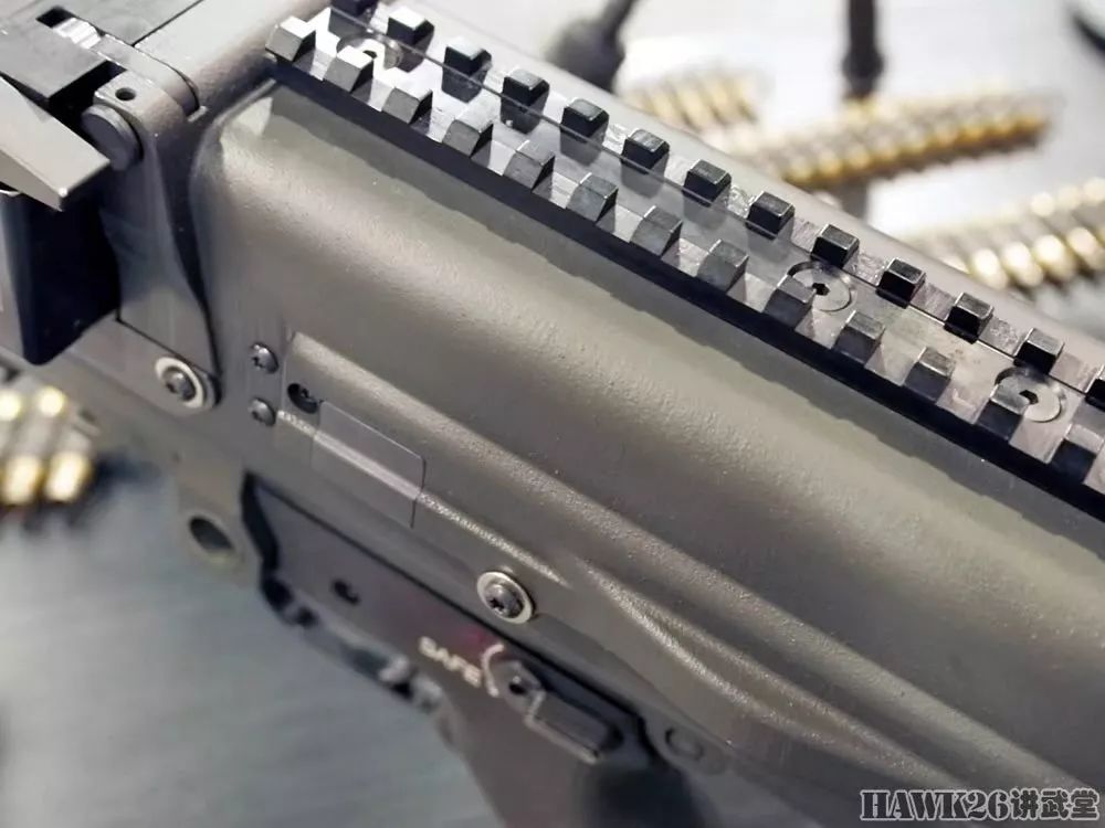 62mm机枪的枪托并未使用折叠机构,可能是为了结构更加简单高效的进行