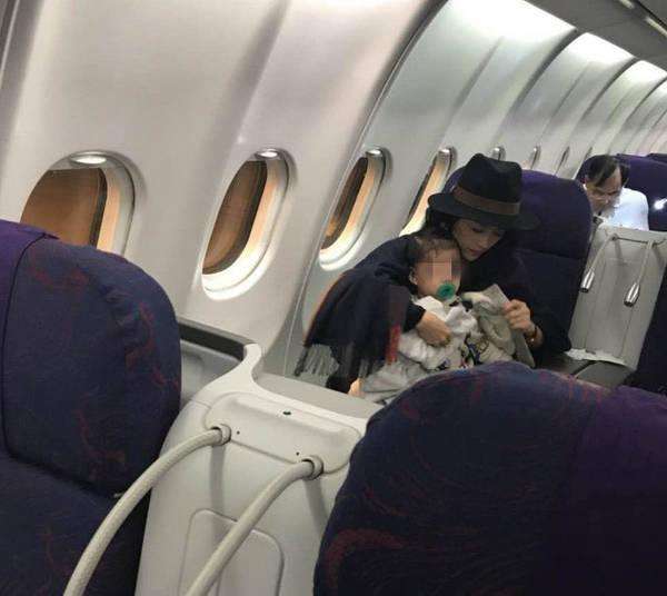 10月22日,有网友称在飞机上偶遇章子怡和其女儿醒醒,写道: