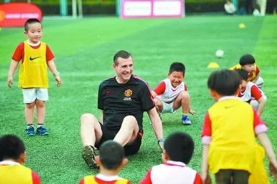 足球教练必修课:训练中鼓励孩子踢球的小方法