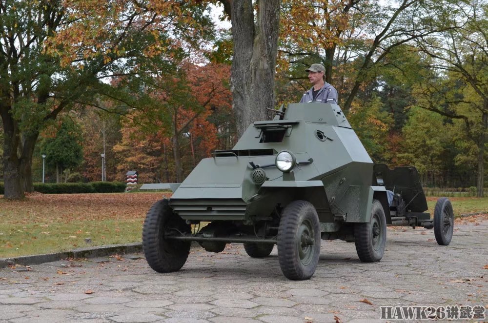 这位老兄的ba-64轻型装甲车堪称珍贵古董,而后面还拖着1937型45mm反