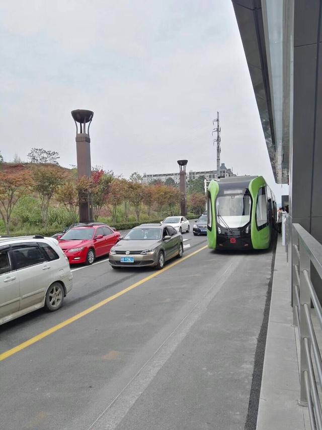 株洲开跑全球首条智轨示范线市民体验像飞奔在马路上的地铁