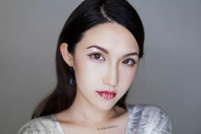 (美妆博主:唐艺然emma)(美妆博主:吴小cai)"放胆"享受你的热吻,美食