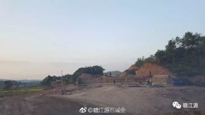 206国道石城官桥至龙岗水庙段24.5米路面改建工程正如火如荼