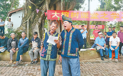 东安乡百合村派时屯,两名山歌手高唱学习宣传党的十九大报告主题山歌