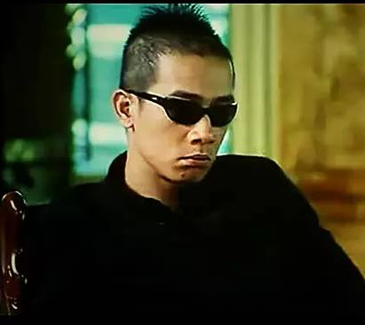 陈小春最经典的角色之一,是《古惑仔》里的"山鸡哥",属于"人狠话不多"