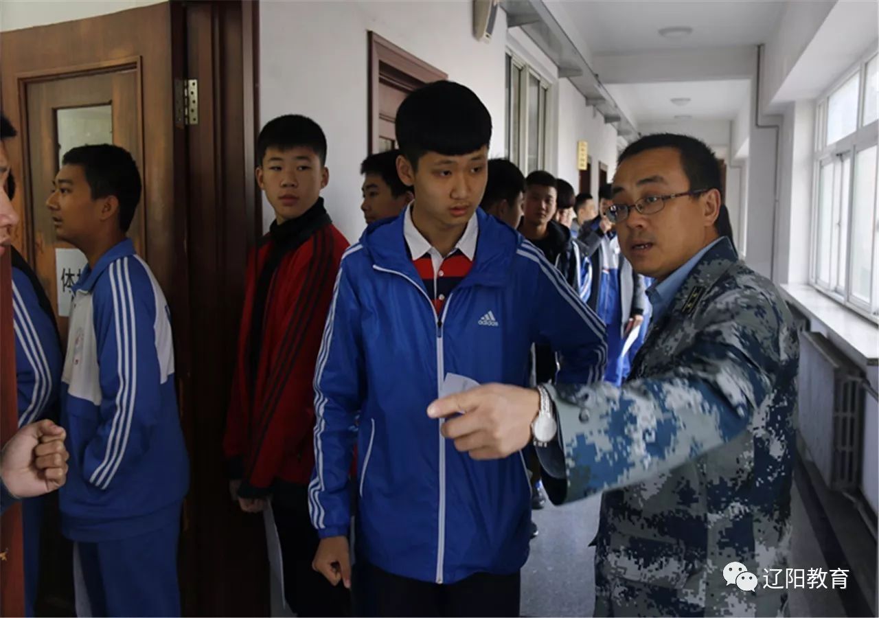 10月18日上午,空军招飞初检在辽阳市第四高级中学举行.