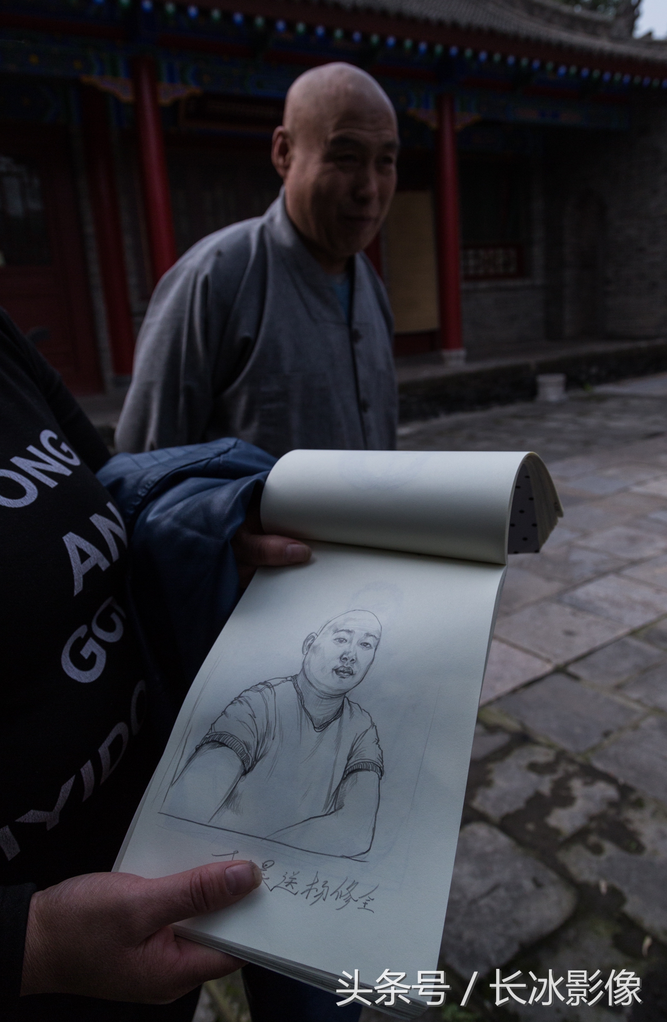 艺术生草堂寺写生画钢笔画 引僧人围观点赞 有一幅画像寺里僧人