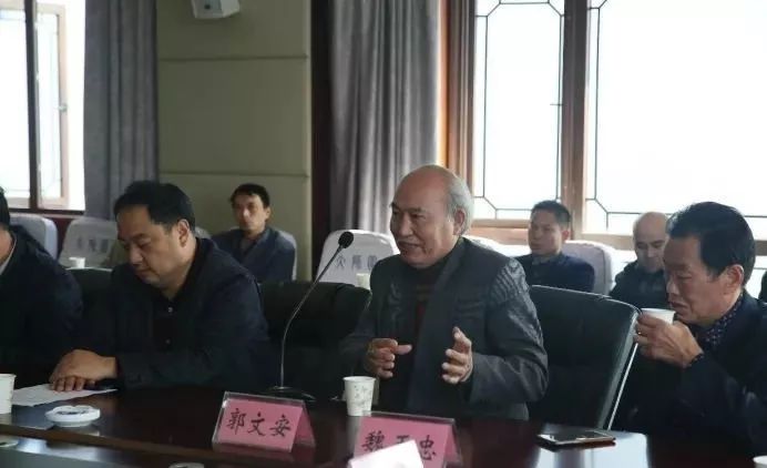 首先,由中国玉文化研究会会长侯彦成为镇平县玉管委主任庞玉泉颁发