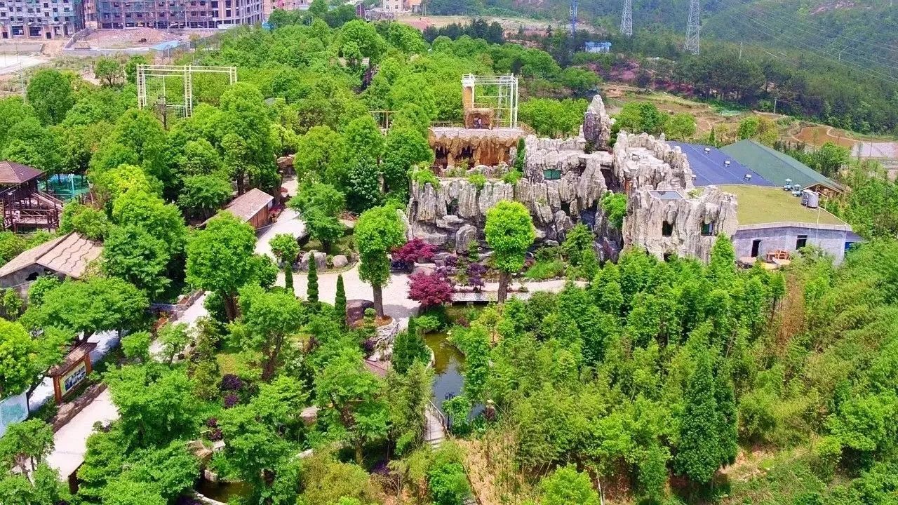 和休闲度假功能区,从餐饮到住宿再到休闲娱乐,天顶湖生态农庄一应俱全