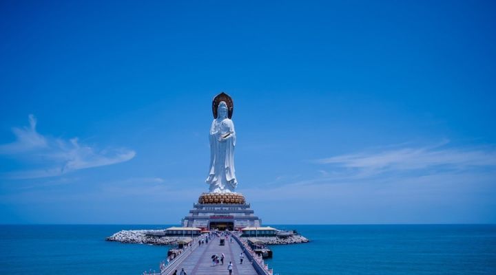 其主要景点有南山寺,南海观音佛像,不二法门,观音文化苑,天竺圣迹,佛