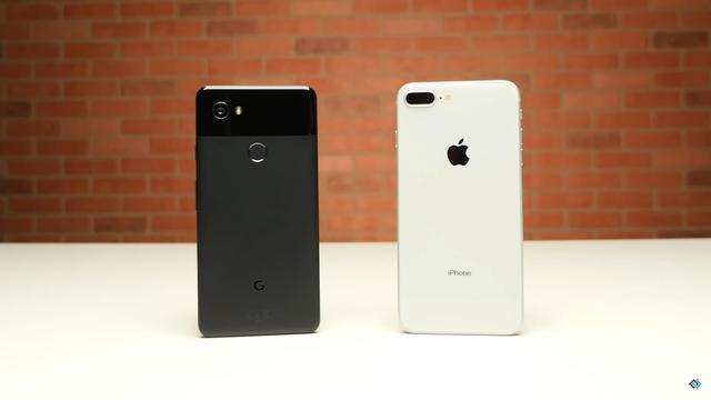 iPhone8Plus和谷歌巨头进行跌落测试, 玻璃拼得过金属吗?