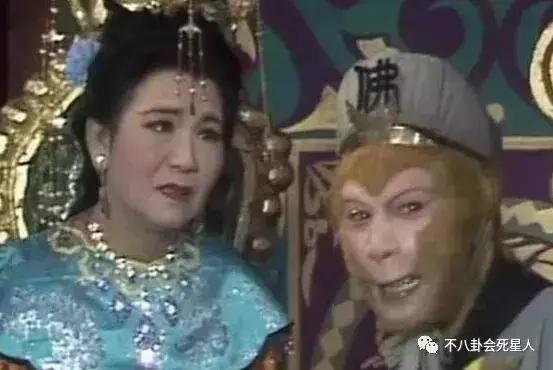 还有赵丽蓉,在《西游记》中饰演车迟国王后,00年因肺癌逝世.