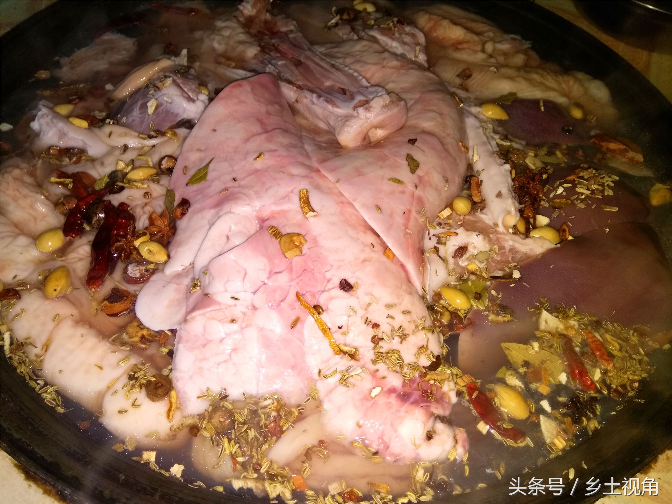 上一些其他的肉食,如鸡杂,鱼头等等,这样的一大锅肉是让人垂涎三尺的