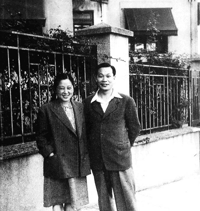 1947年,何泽慧和钱三强在巴黎住所前留影.