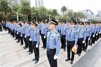 标志着自即日起,全区市政执法人员将换上全国统一制式服装和标志标识