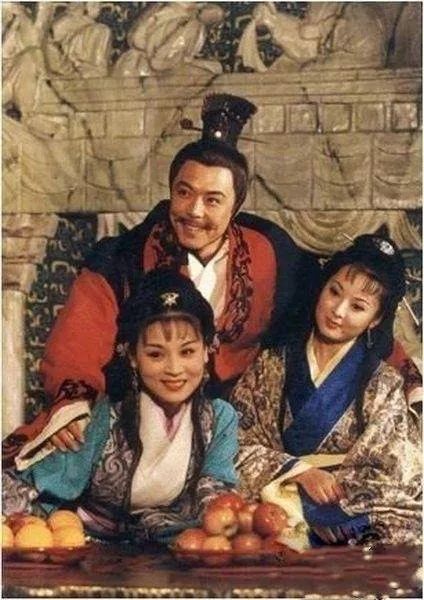 女人不是月亮》(1990)里,演一枚隐忍温柔,美丽不可方物的农村姑娘扣儿