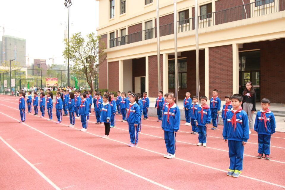 枫树山中航城小学 "第三套广播体操《七彩阳光》"比赛