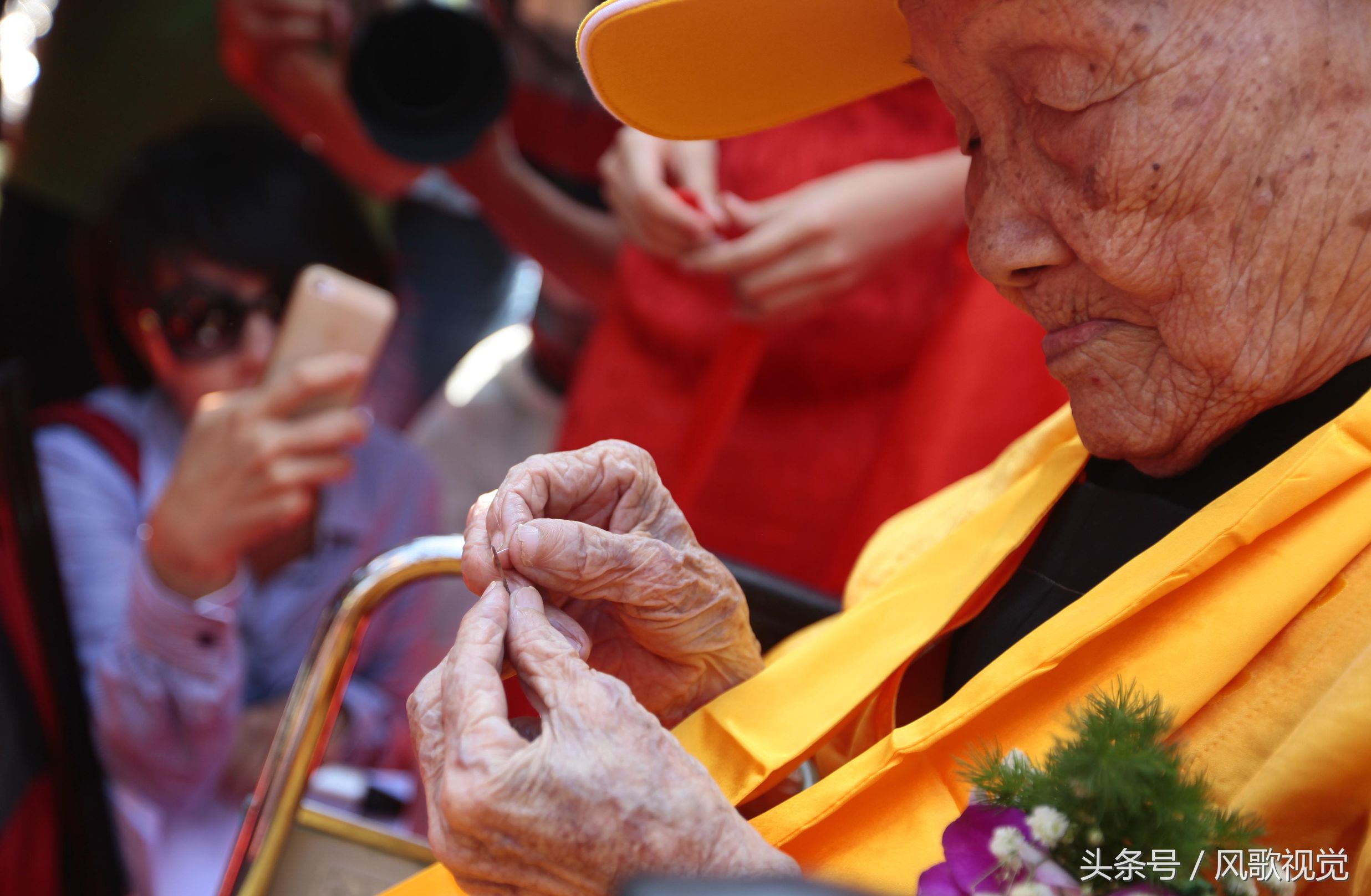 南山寺僧众为老人祈福洒净.