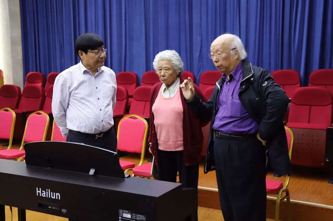 钢琴家,音乐教育家伉俪潘一鸣,应诗真到访海伦钢琴