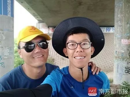 正能量双目失明男子在志愿者的陪同下40天徒步1100余公里