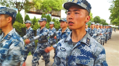 17岁时,当年的程强实现梦想,参军入伍,穿上了空降兵军装.