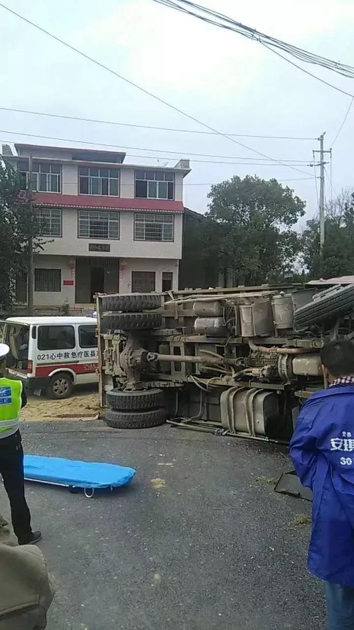 120救护人员赶到现场紧急救援,据悉,受伤司机是邵东灵官殿人(具体事故