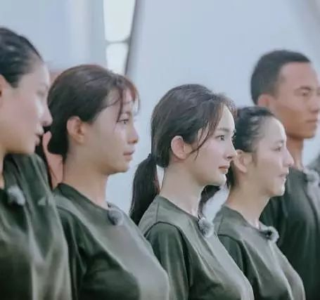 在一档军营训练为主的综艺节目中, 首次加入了女兵杨幂,佟丽娅等