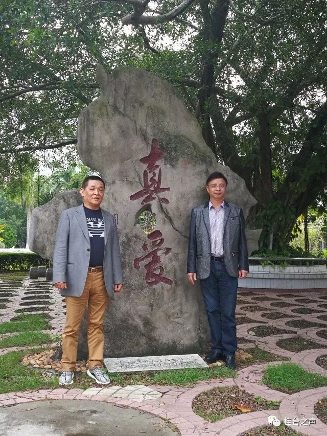 白仁杰(左)与韦屏山在南宁三中青山校区合影