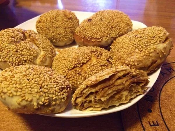 天津人吃烧饼,配浆子,嘎巴菜,老豆腐都可以.