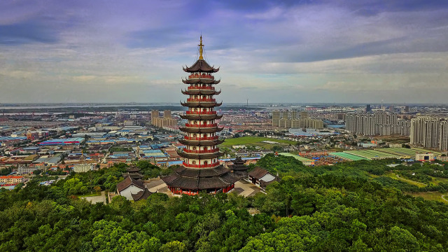 曲径通幽 停驻聆风塔 左望双山岛,右观暨阳湖 江河山岛处,此为张家港