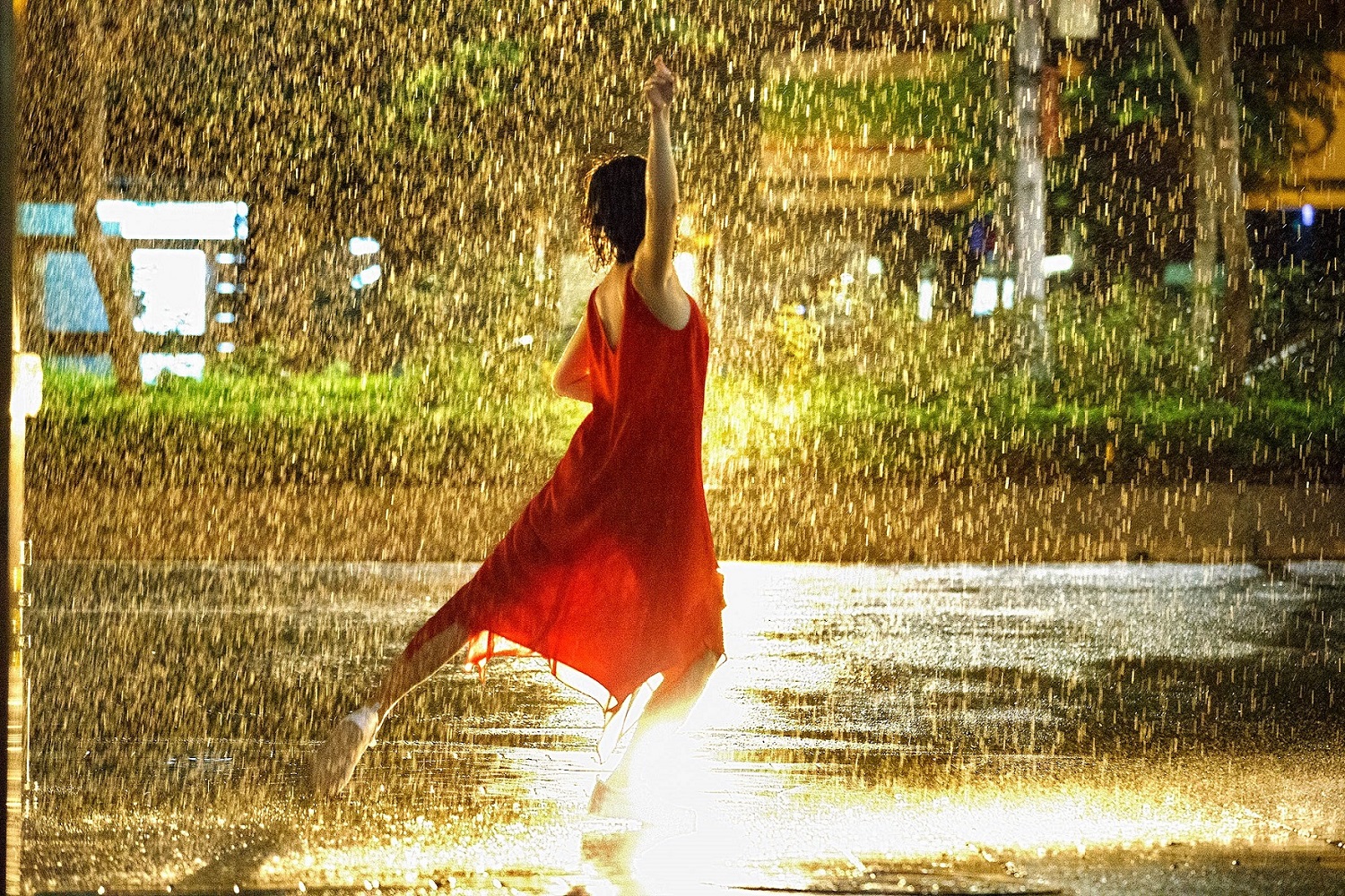 雨夜，她静静等待着那个打伞的人，穿雨而来 | 高山 · 郑在读诗_女人