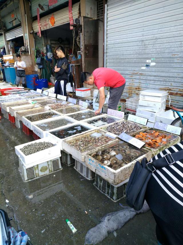 深圳大型海鲜市场之一布吉海鲜批发市场之膏蟹河虾