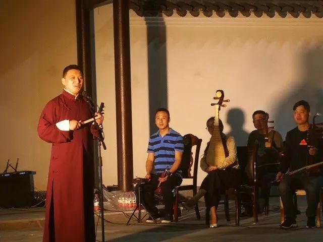 那么,接下来两个周日,就由邵伟木为大家表演传统绍兴莲花落《破镜重圆